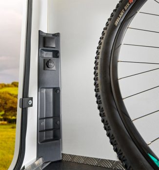 Perätalli on varustettu vakiona latauspisteellä, jossa voit ladata polkupyörät, sähköskootterin ja muut varusteet.