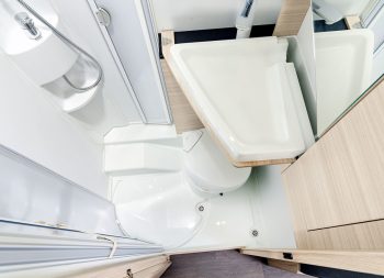 Ergo-kylpyhuone, jossa on kehittynyt ergonomia ja tilavuutta, on lähes huomaamaton, kun sitä ei käytetä.