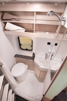 Ergo-kylpyhuone, jossa on kehittynyt käyttömukavuus ja tilavuutta.